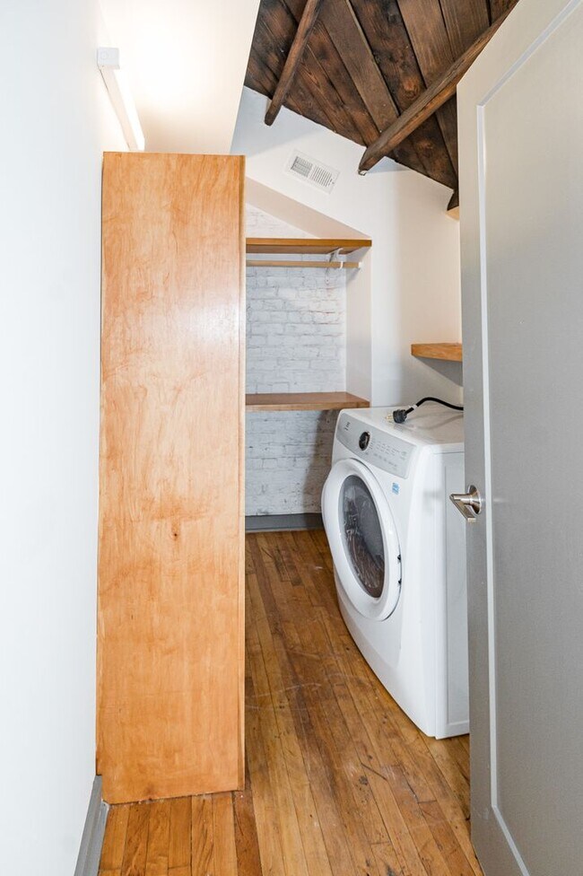 Building Photo - Loft Style with Bay Window and Laundry Room