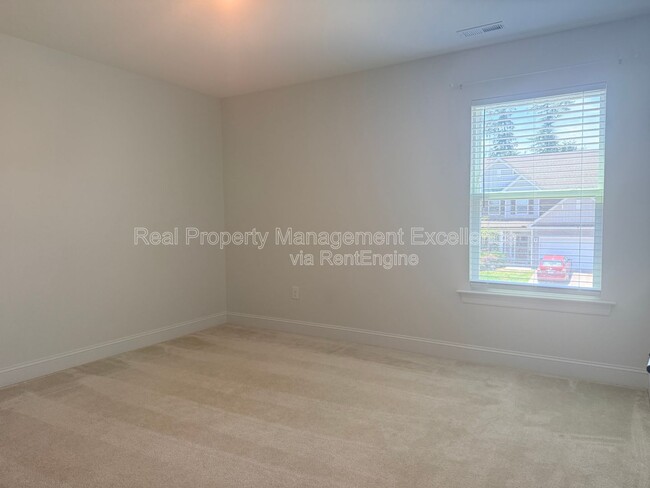 Building Photo - 16 Clear Creek Cir