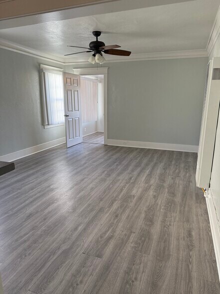 Building Photo - 2221 S Budlong Ave