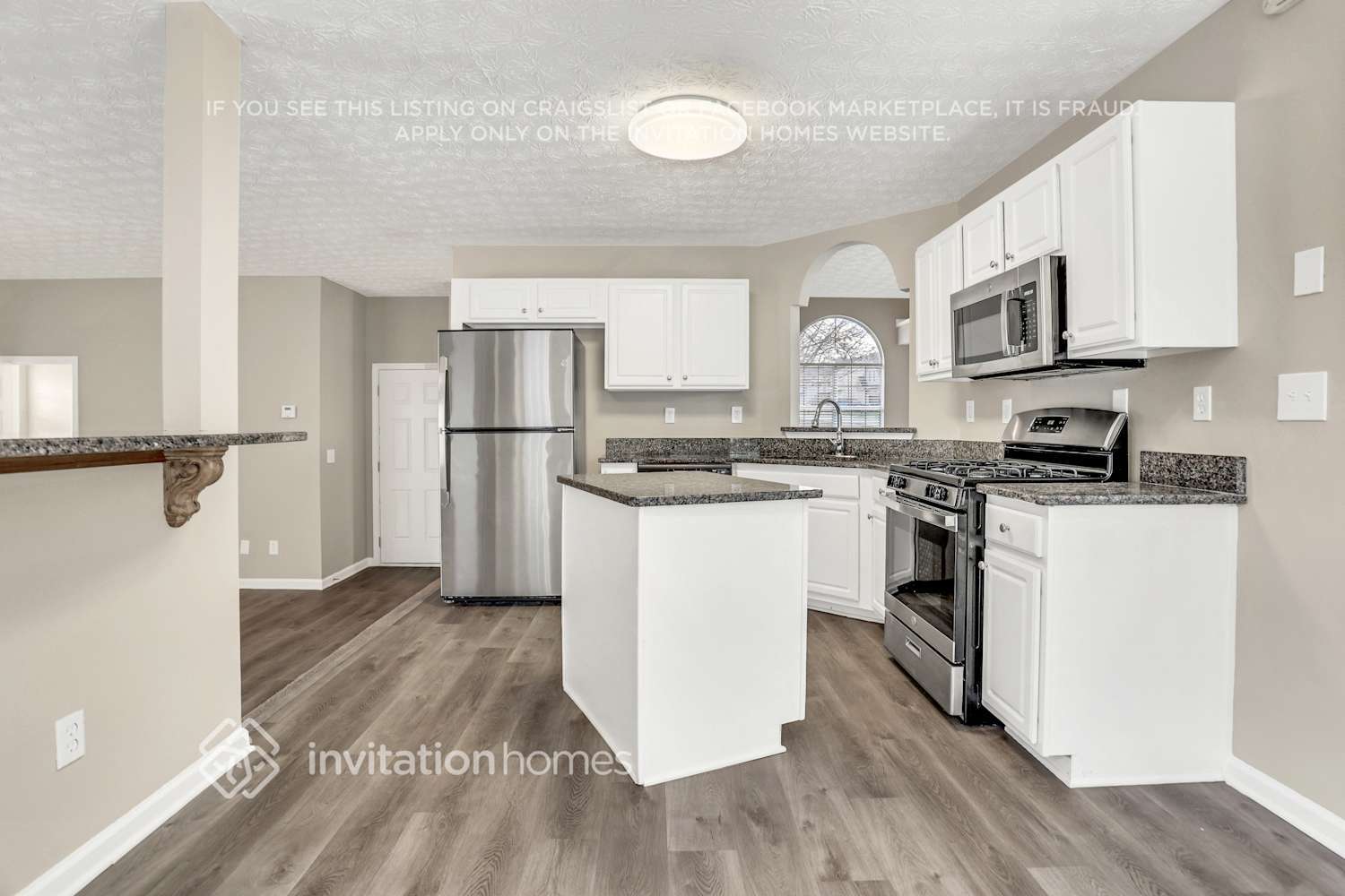 Building Photo - 305 Labrea Blvd