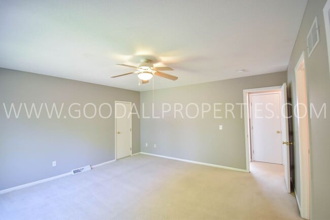 Building Photo - 3 Bed 2.5 bath Home with a fully fenced yard in West Des Moines with a 2-Car attached garage