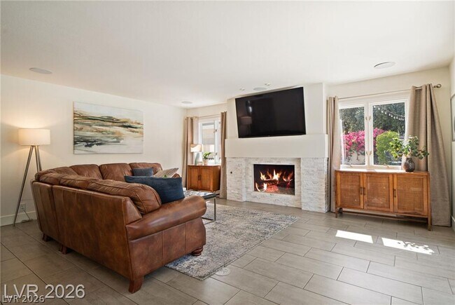 Building Photo - 2233 Versailles Ct