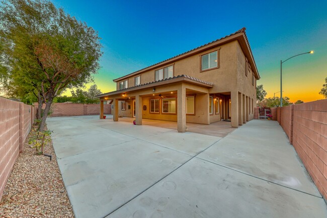 Building Photo - 5 Bedroom Corner Lot Home in Gated Community!