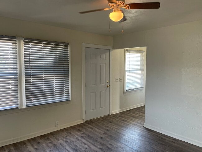 Building Photo - Newly Renovated-1 Bedroom 1 Bath Upstairs ...