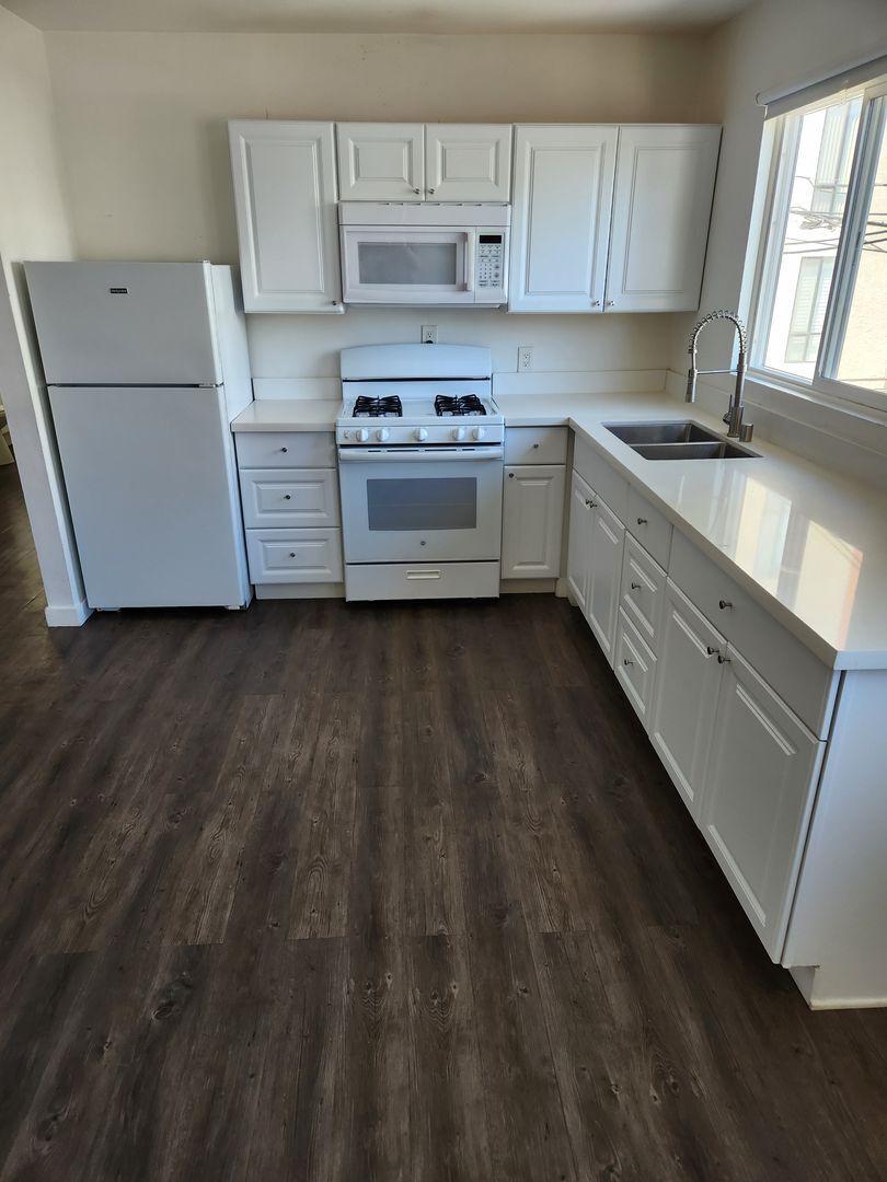 Building Photo - 4323 Van Nuys Blvd