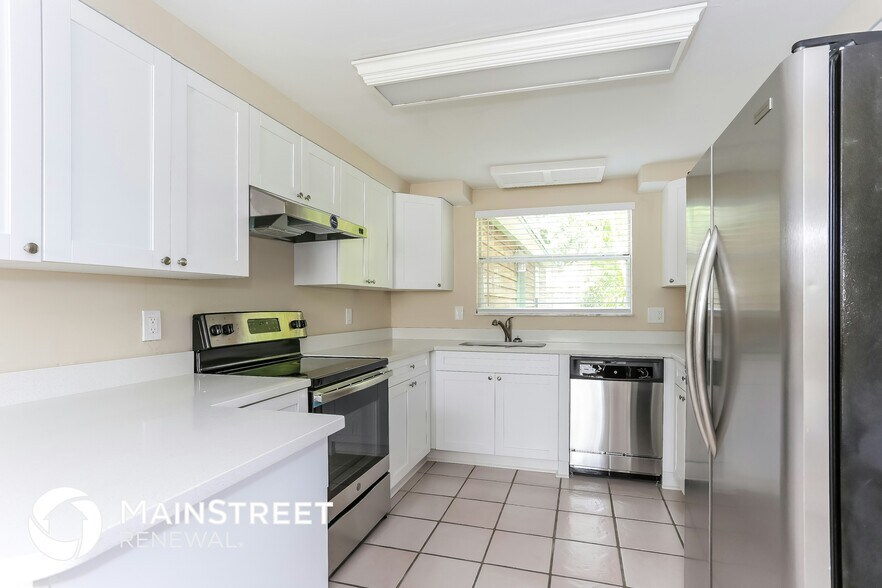 Building Photo - 14623 Sunset Dr