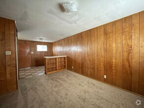 Building Photo - 805 W Hallmark Ave