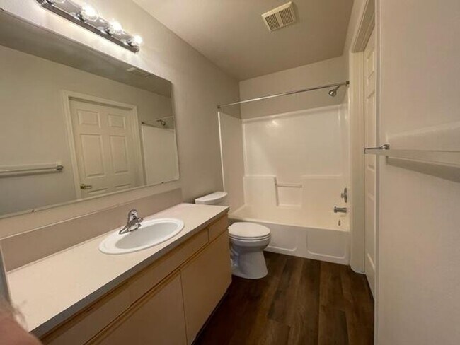 Building Photo - Centrally Located 2 Bedroom 2 Bathroom