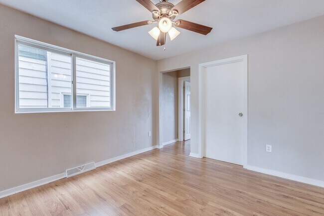 Building Photo - 1022 E Warrington Ave