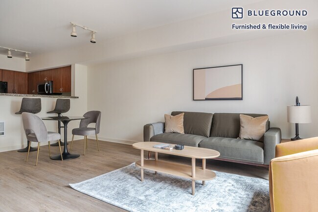 Building Photo - 362 Bellevue Way NE