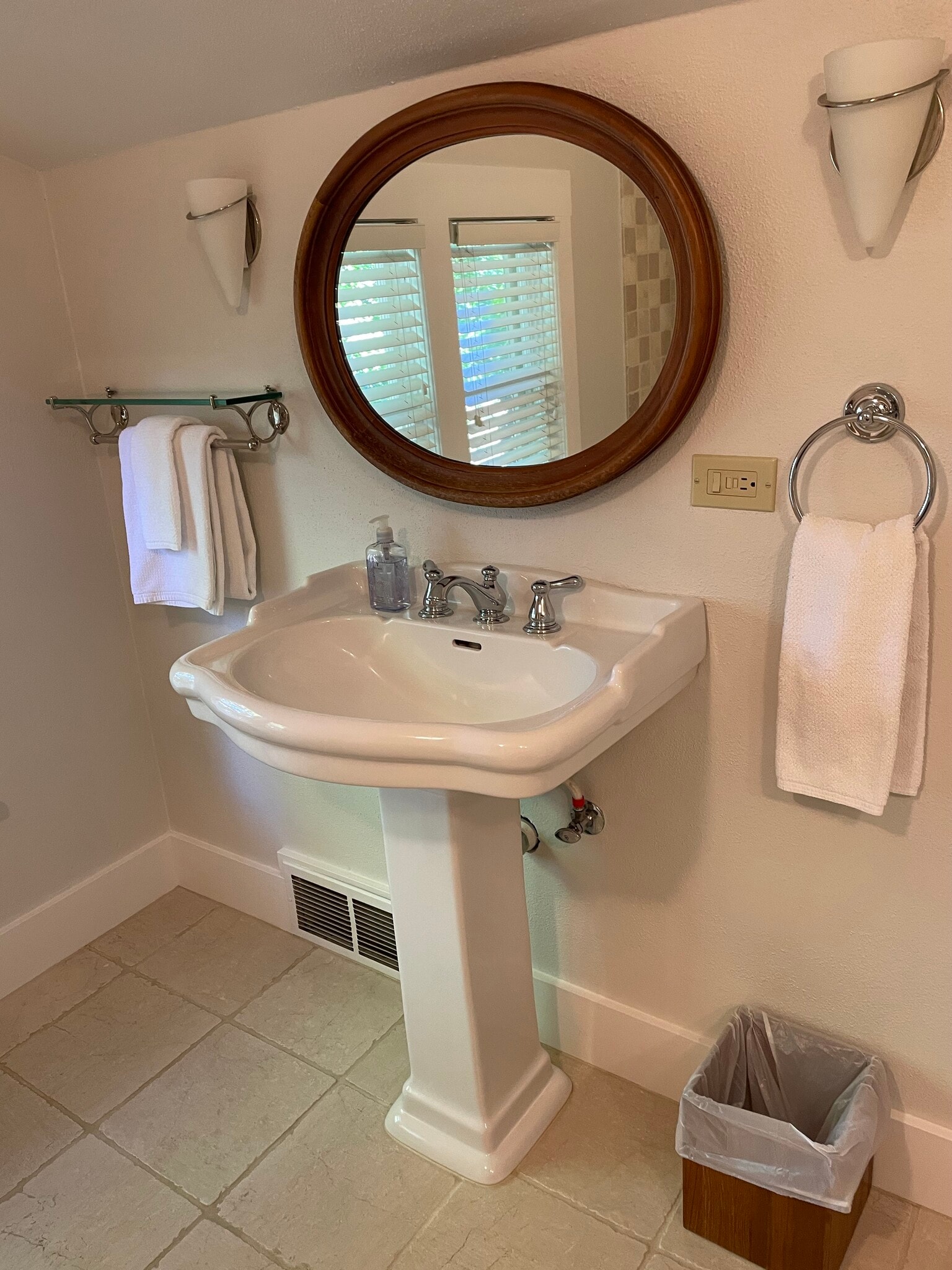 Building Photo - 1373 Barker Rd