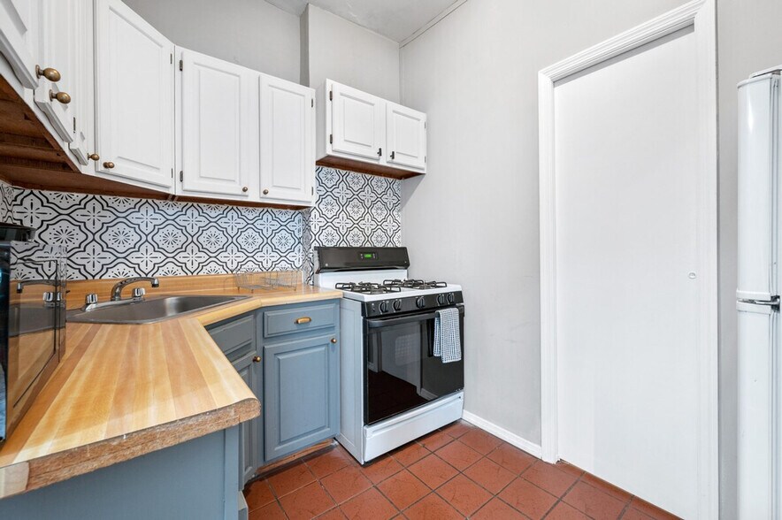 Building Photo - 400 W 47th St