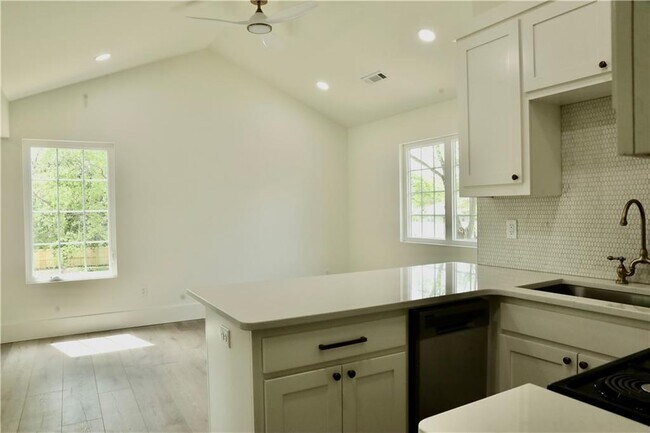 Building Photo - 858 NW B St