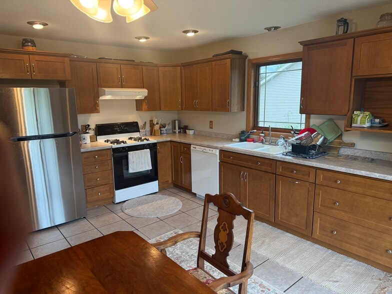 Kitchen - 103 Sand Lake Ct