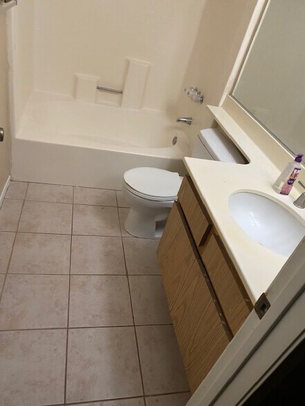 Building Photo - 2343 Lake Forest St