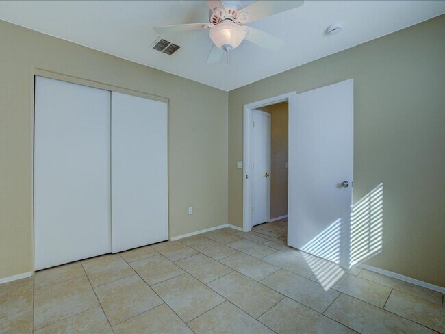 Building Photo - 3 Bedroom 2 Bathroom with Den!