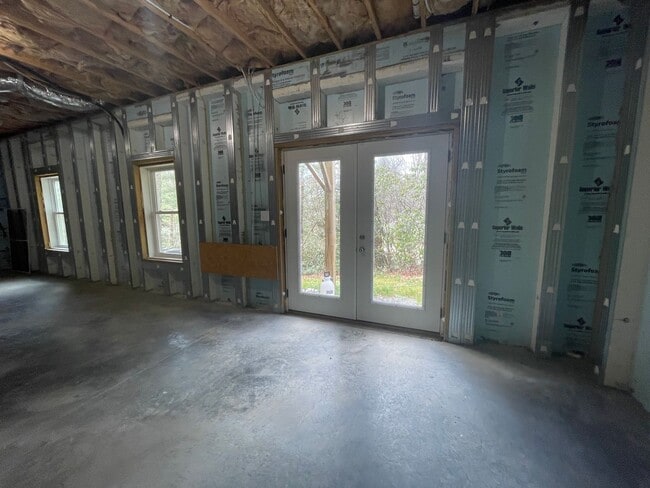 Building Photo - 350 Pinewood Cir