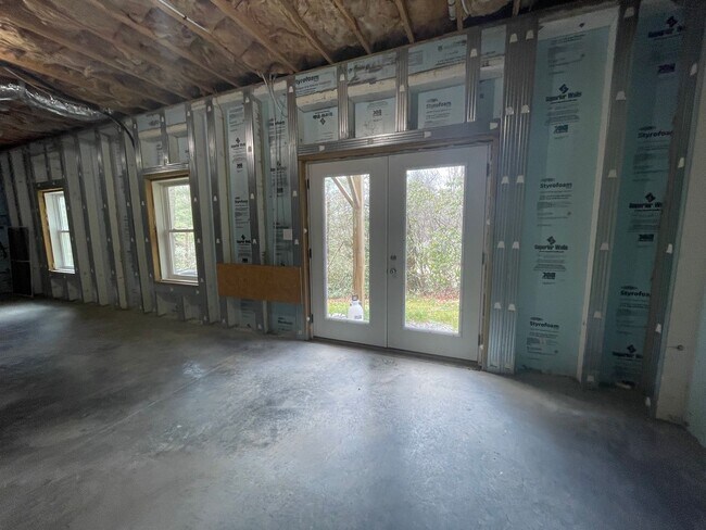 Building Photo - 350 Pinewood Circle