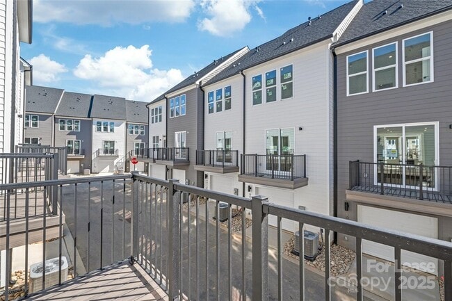 Building Photo - 425 Blairhill Rd