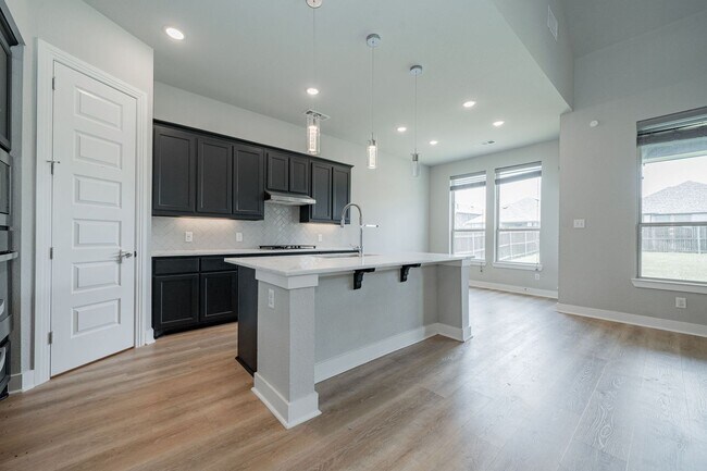 Building Photo - Stunning 4-bedroom, 3-bathroom home locate...