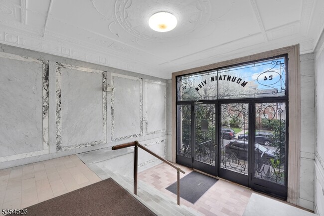 Building Photo - 22 St Lukes Pl