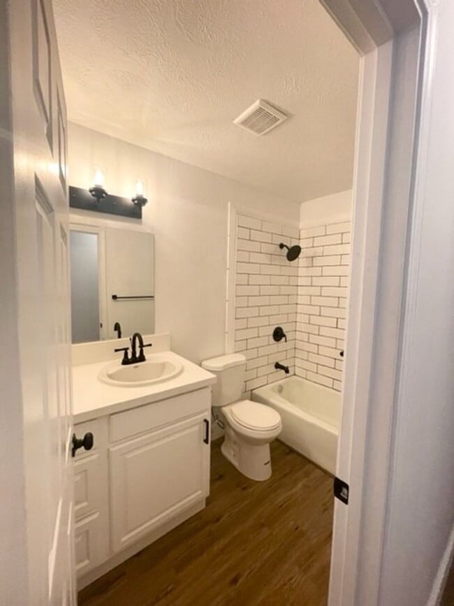 Building Photo - Darling Elk Grove Halfplex!