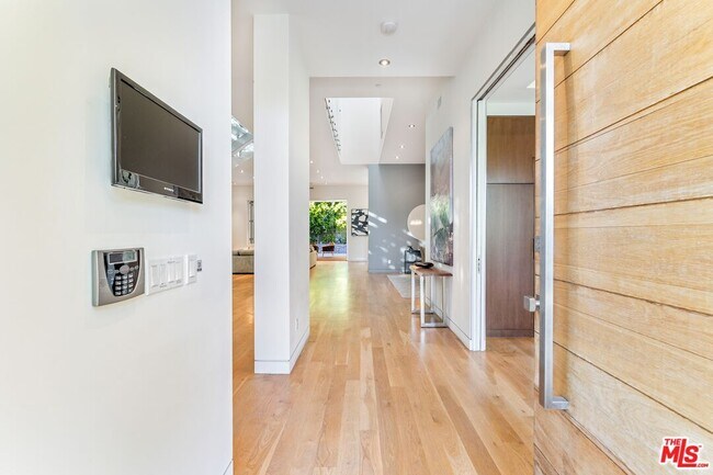 Building Photo - 833 N Orange Grove Ave