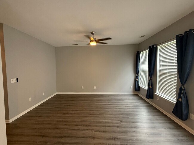 Building Photo - 194 Avonshire Dr