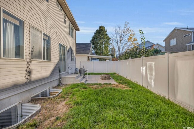 Building Photo - Large 4 Bedroom 3 Bathroom home!