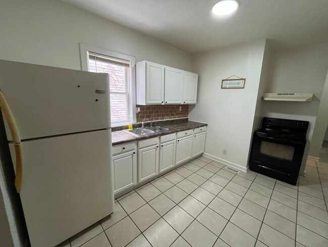 Building Photo - 208 S 5th St