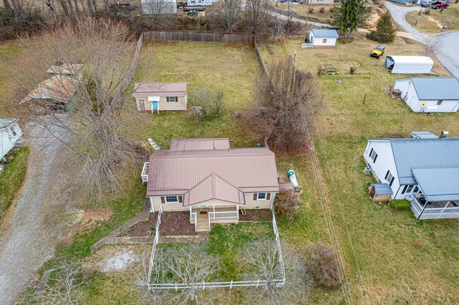 Building Photo - Ranch With Fenced Yard