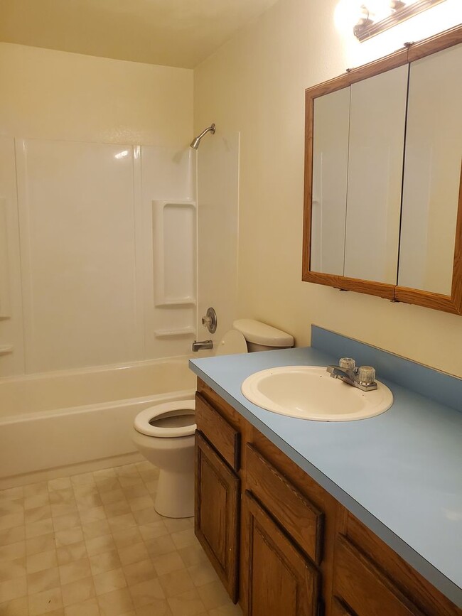 Building Photo - 3 Bedroom Home In East Bremerton