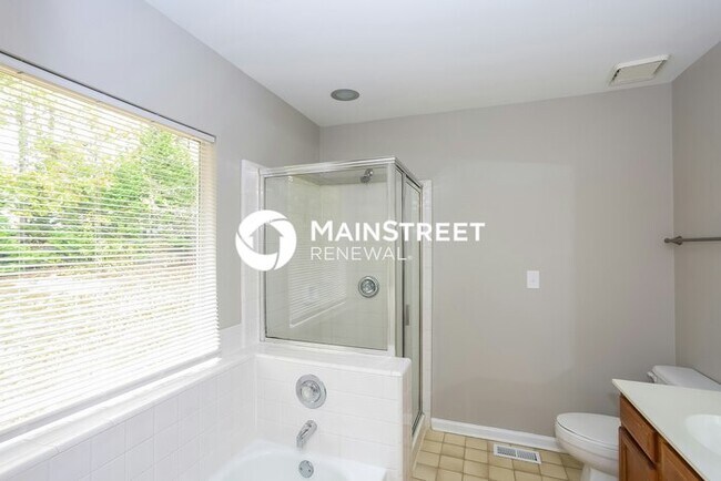 Building Photo - 4 Bedroom Pet-Friendly Home in Charlotte, NC with Main Street Renewal