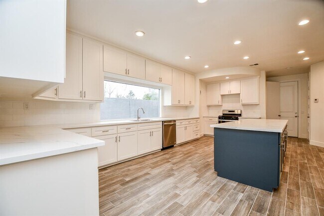 Building Photo - 8115 Fondren Lake Dr