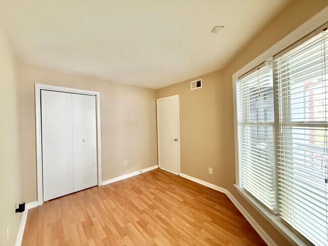 Building Photo - Newly Remodeled 2BD, 1.5BA Raleigh Condo in Prime Location with HOA Amenities