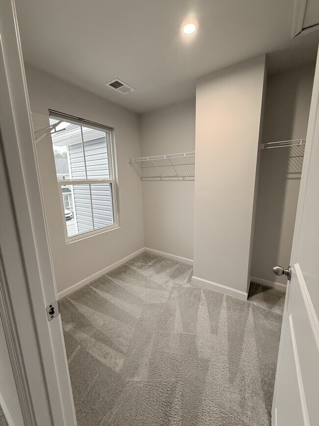 Building Photo - 400 el Camino Dr