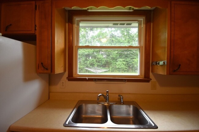 Building Photo - 3 Bedroom Home For Rent Near Post!