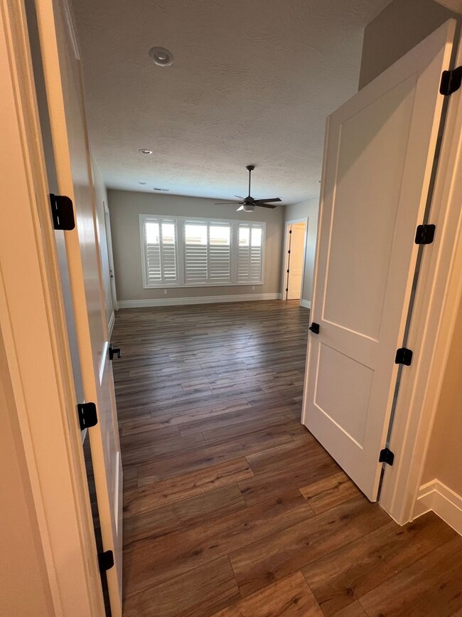 Building Photo - Beautiful 4 Bedroom, 4 Bathroom Home in Th...