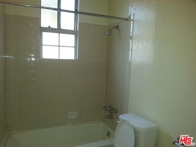 Building Photo - 5640 Franklin Ave