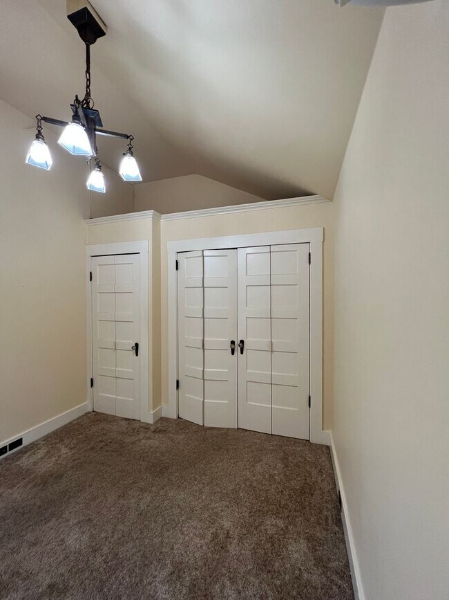 Building Photo - Charming 1 bedroom 1 bath cottage tucked off the beaten path but in down town Grass Valley with p...