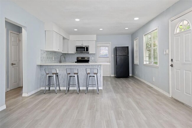 Building Photo - 524 6th Ave NE