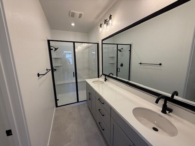 Building Photo - Brand New Townhome in Moonstone Community ...