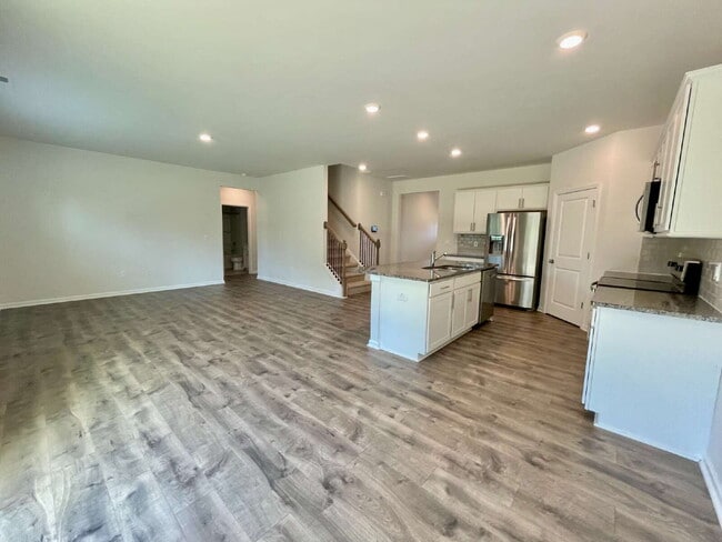 Building Photo - Spacious 5-Bedroom Haven With 3 Full Baths...