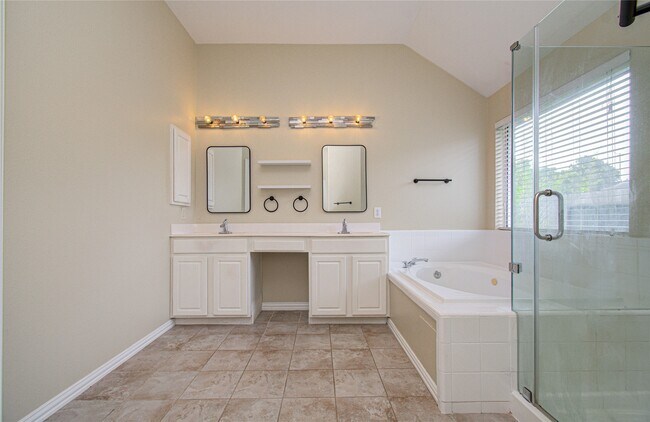 Building Photo - 18223 Heathridge Ln