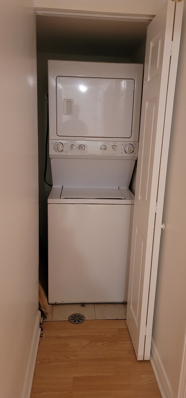 Building Photo - 2848 W Warren Blvd