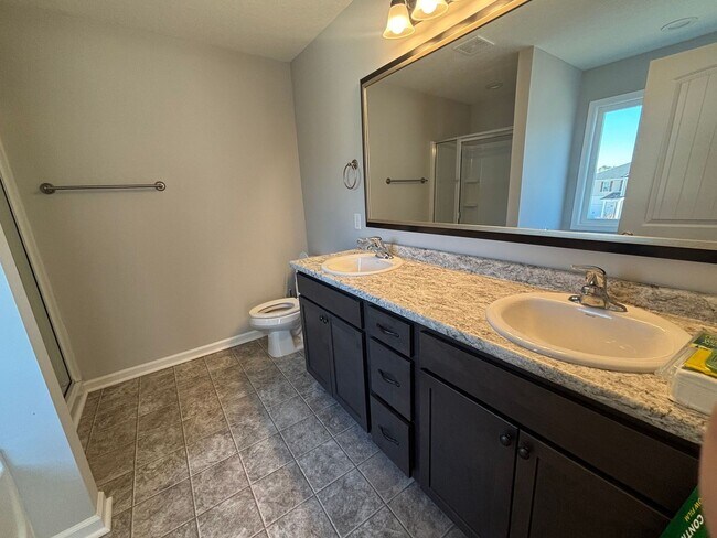 Building Photo - FOR RENT