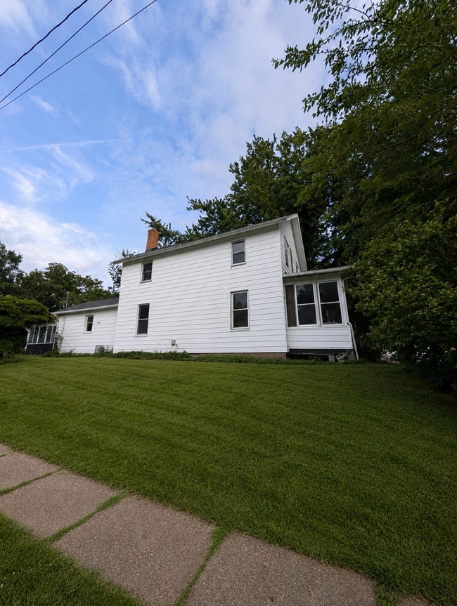 Building Photo - Spacious Davenport Home Near Downtown and East Village Attractions!
