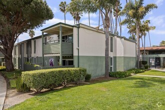 Building Photo - GREAT location, downstairs 2+2 condo