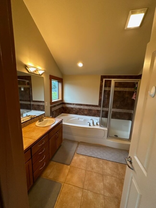 Building Photo - Location Location Location! This huge 3bd ...