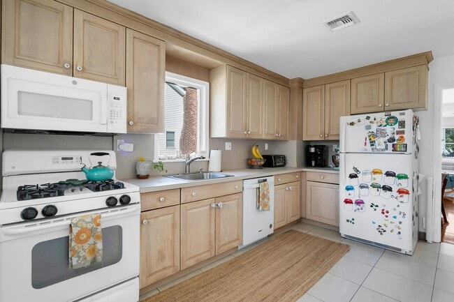 Building Photo - 157 Rumson Rd